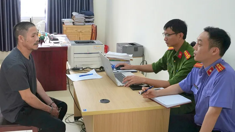 Cơ quan chức năng lấy lời khai đối tượng Phan Văn Thời. Ảnh: CÔNG AN NGHỆ AN