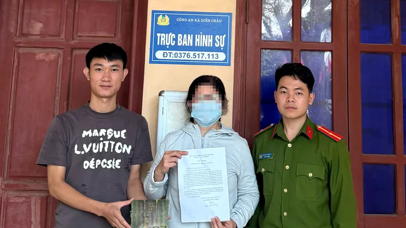 Chiều 25-3, tại trụ sở Công an xã Diễn Châu, chị Đ.T.D. đã nhận lại 100 triệu đồng và viết thư cảm ơn đến anh Trần Văn Dương
