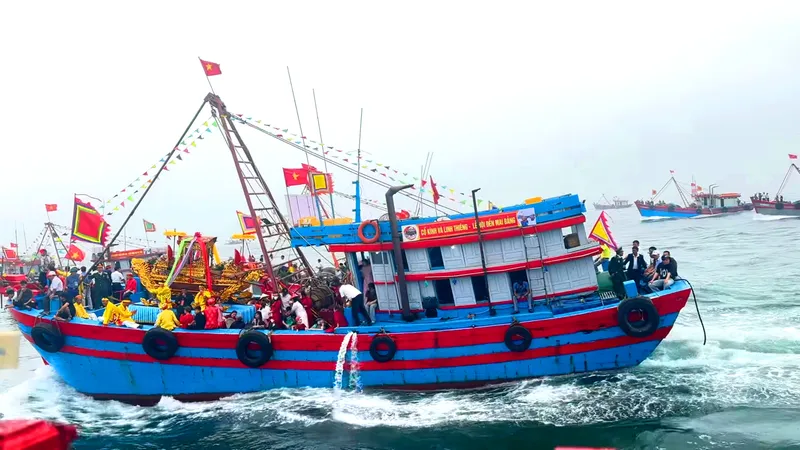 Tàu thuyền tham gia lễ rước trên biển