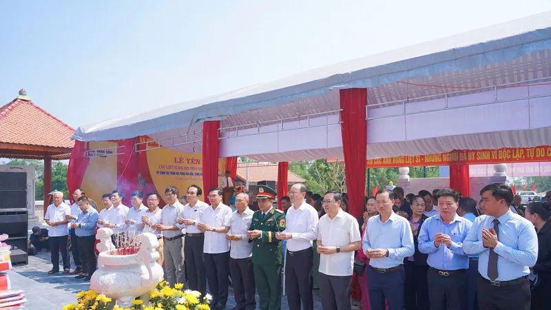 Các đại biểu dâng hương tại buổi lễ