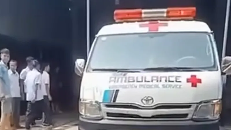 Xe cấp cứu đưa ông Q. đi bệnh viện, song do nhiều vết thương nặng khiến ông không qua khỏi