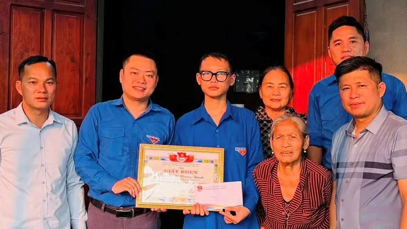 Trao tặng giấy khen cho em Võ Hoàng Thành 