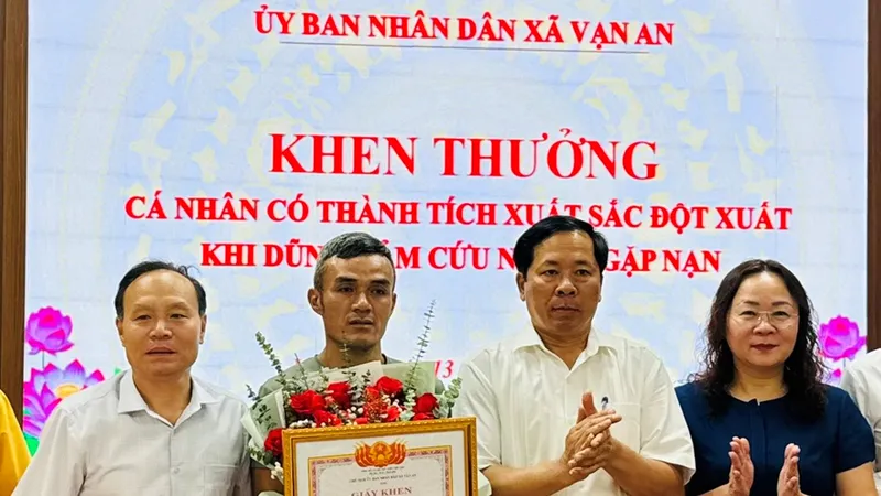 Lãnh đạo xã Vạn An trao giấy khen cùng phần thưởng kịp thời động viên anh Nguyễn Trọng Khánh