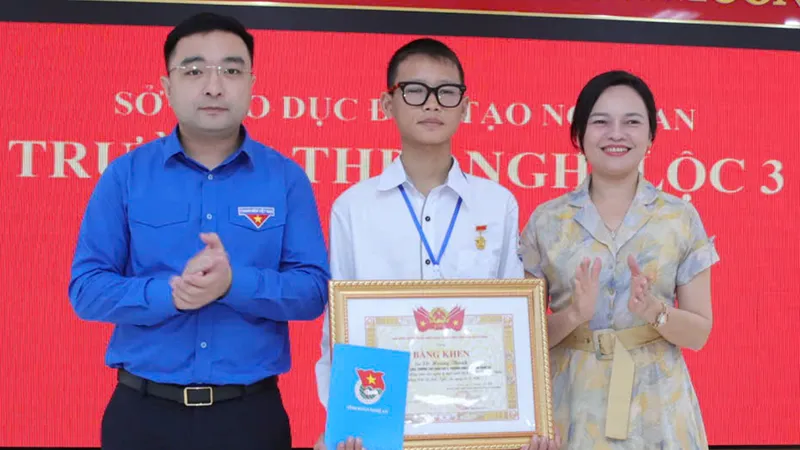 Đại diện Thường trực Tỉnh đoàn Nghệ An và Trường THPT Nghi Lộc 3 trao bằng khen của Trung ương Đoàn TNCS Hồ Chí Minh cho em Võ Hoàng Thành