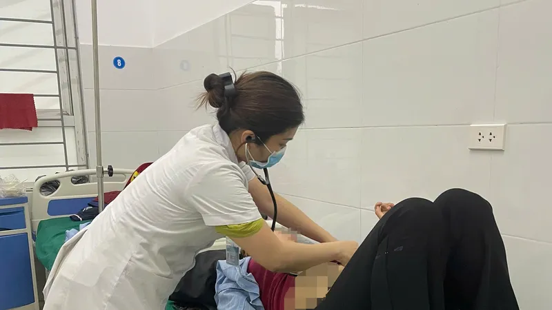 Bác sĩ kiểm tra sức khỏe cho bệnh nhân.