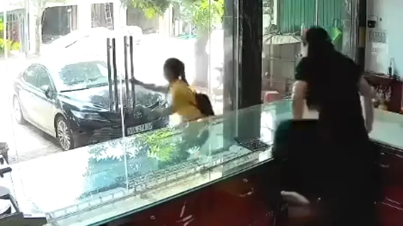 Đối tượng nữ giả vờ hỏi mua trang sức rồi bất ngờ cướp giật tài sản bỏ chạy