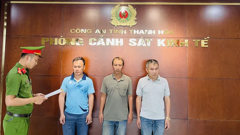 Nguyễn Văn Lục, Trần Minh Cường và Lê Thanh Toàn tại cơ quan công an. Ảnh: Công an Thanh Hóa 