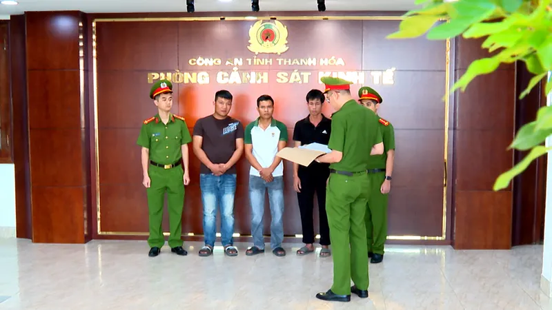 Phòng Cảnh sát kinh tế tống đạt quyết định khởi tố vụ án, khởi tố bị can. Ảnh: Công an Thanh Hóa 