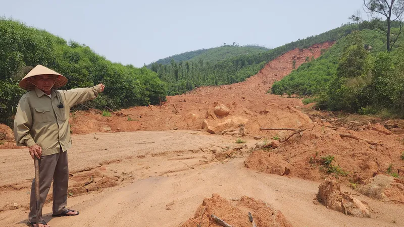 Ông Phạm Văn Thuận tại khu vực sạt lở dưới chân núi Động Thạch