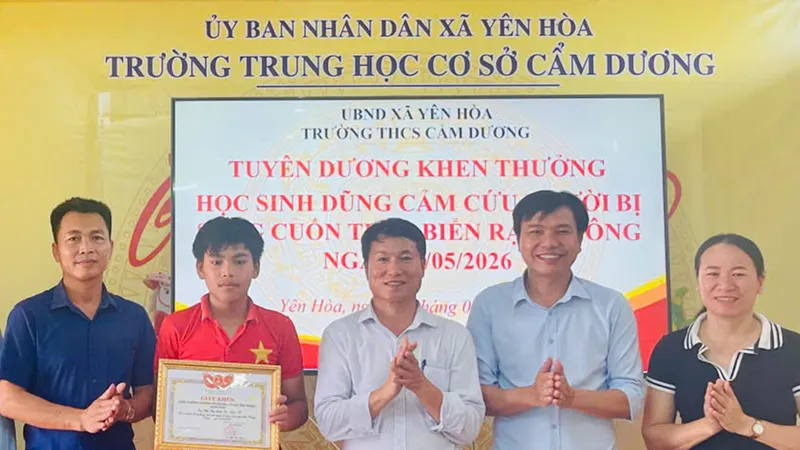 Lãnh đạo nhà trường tặng giấy khen cho em Chu Văn Tuấn Vũ