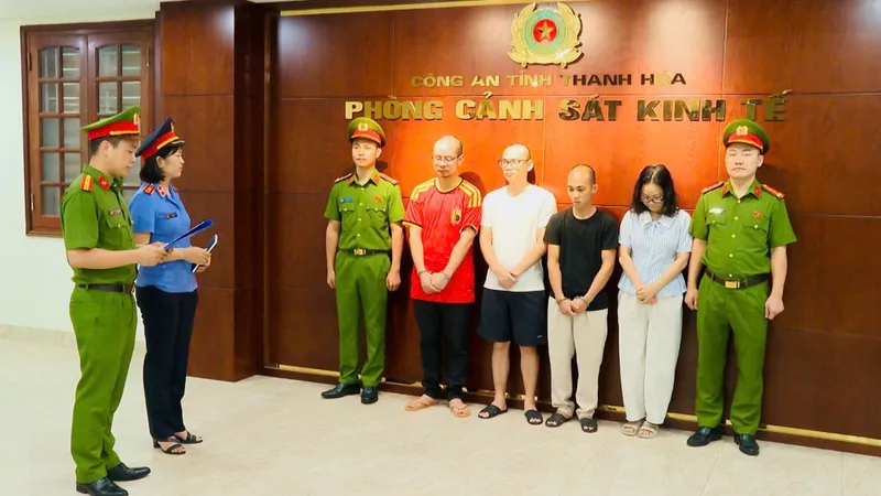 Cơ quan Cảnh sát điều tra thi hành quyết định khởi tố vụ án, khởi tố bị can. Ảnh: CÔNG AN THANH HÓA 