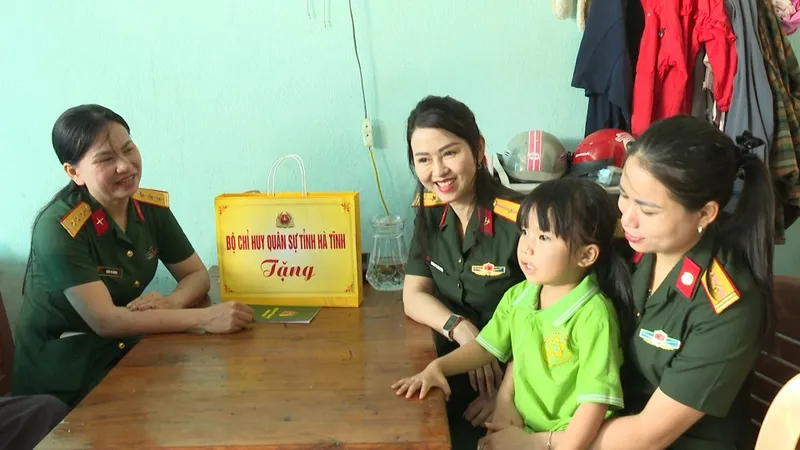 Hội Phụ nữ Bộ CHQS tỉnh Hà Tĩnh động viên, tặng quà, nhận đỡ đầu cháu Trần Thị Khánh Ngọc (sinh năm 2022, trú xã Thạch Hà)