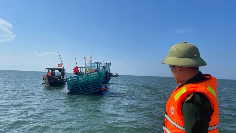 Các lực lượng tham gia cứu hộ tàu cá bị chìm trên biển 