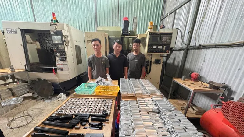 Các đối tượng và tang vật liên quan 