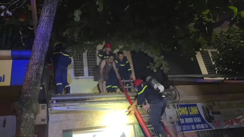 Lực lượng Cảnh sát PCCC và CNCH Công an tỉnh Thanh Hóa giải cứu an toàn các nạn nhân bị mắc kẹt. Ảnh cắt từ clip