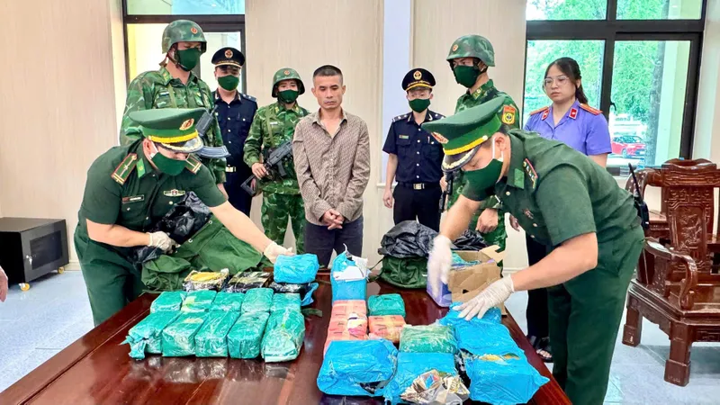Lực lượng chức năng bắt giữ đối tượng Phạm Xuân Thanh cùng tang vật trong chuyên án