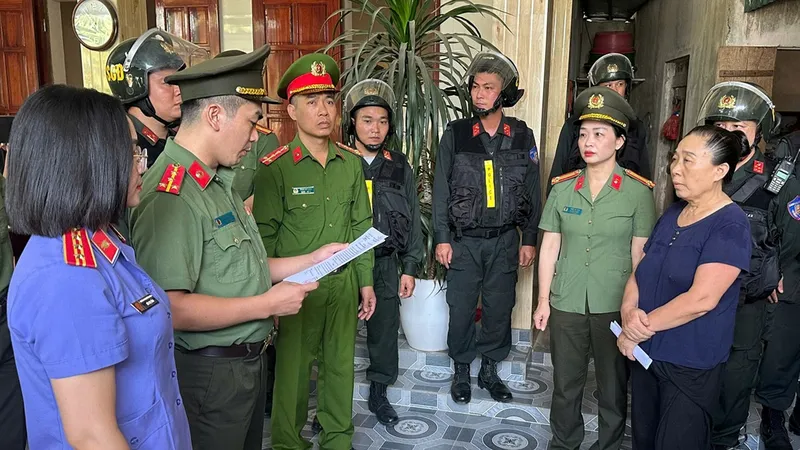 Cơ quan An ninh điều tra đọc quyết định khởi tố vụ án, khởi tố bị can; thi hành lệnh bắt bị can để tạm giam đối với Lê Thị Thủy. Ảnh: Công an Nghệ An 
