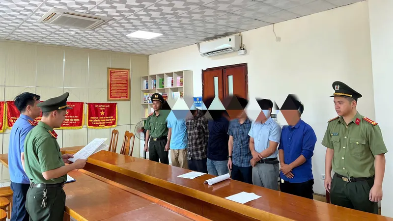 Cơ quan An ninh điều tra tống đạt các quyết định khởi tố đối với 6 đối tượng