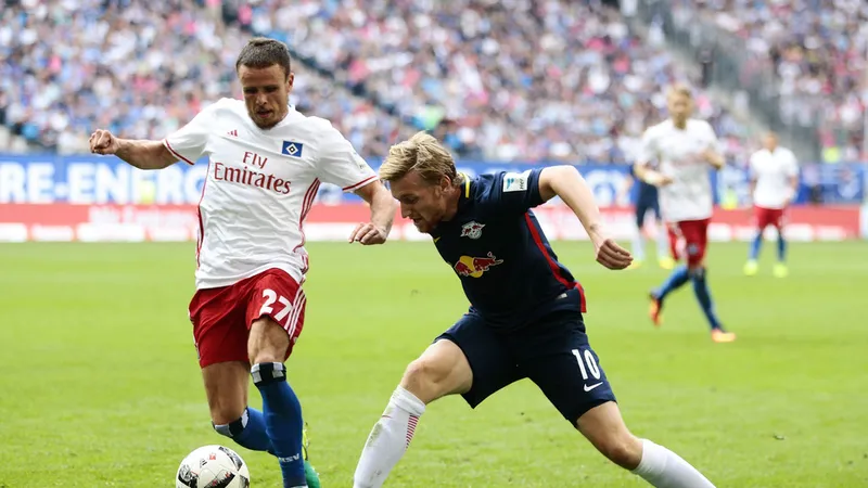 Hamburg (trái) sẽ tận dụng lợi thế sân nhà để gây khó khăn cho RB Leipzig. 