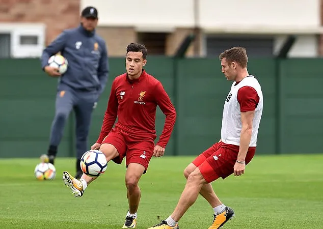 Philippe Coutinho (phải) trên sân tập Liverpool hôm thứ năm.
