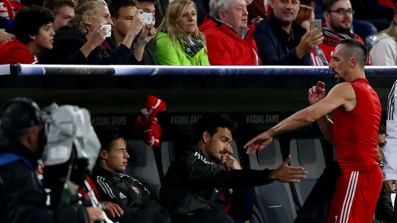 Franck Ribery (bìa phải) ném chiếc áo lên băng ghế dự bị sau khi phải rời sân để nhường chỗ cho Thomas Mueller trong trận đấu với Anderlecht. Ảnh: Getty Images 