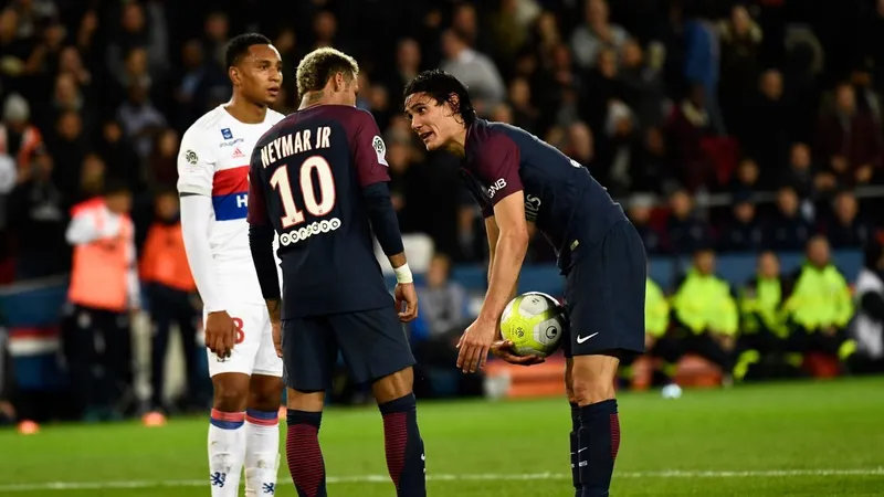 Neymar (trái) và Edinson Cavani đang tranh nhau quyền thực hiện cú đá phạt đền. Ảnh: Getty Images 