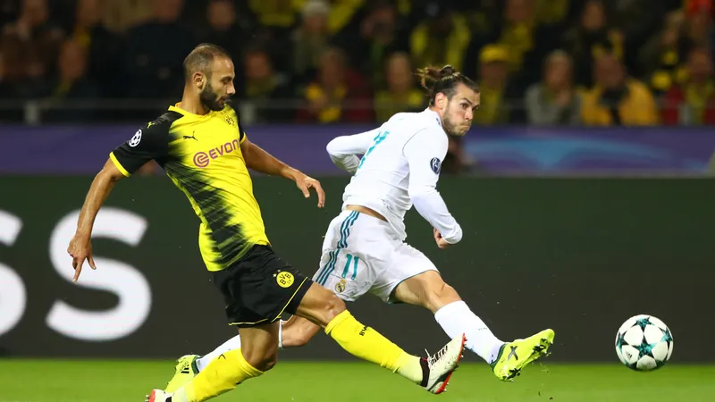 Các hậu vệ của Dortmund (trái) thường chậm hơn một bước so với các cầu thủ tấn công của Real Madrid. Ảnh: Getty Images