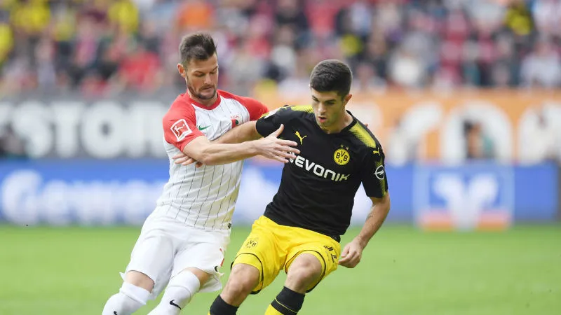 Điều quan trọng là dù chơi không tốt nhưng Dortmund (phải) vẫn giành được chiến thắng trước Augsburg. Ảnh: Getty Images