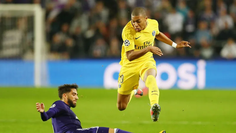 Kylian Mbappe (trái) chưa nghĩ đến chuyện chinh phục Quả bóng vàng trong tương lai gần. Ảnh: Getty Images