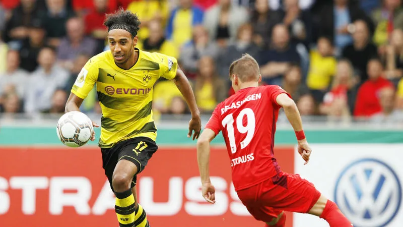 HLV Peter Bosz của Dortmund tin rằng Pierre-Emerick Aubameyang (trái) sẽ nhanh chóng tìm lại được mành lưới của đối phương. Ảnh: Getty Images