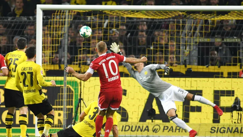 Một trong ba bàn thắng mà Bayern Munich ghi vào lưới của Dortmund trong trận “kinh điển” của bóng đá Đức. Ảnh: Getty Images