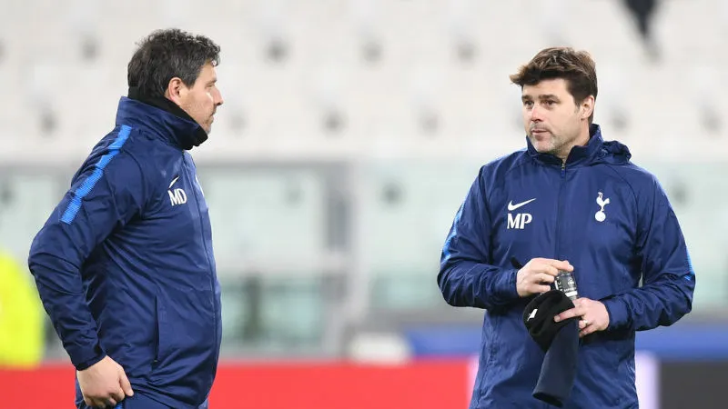 HLV Mauricio Pochettino (phải) tin rằng Tottenham không xảy ra bất ổn nội bộ nào. Ảnh: Getty Images 