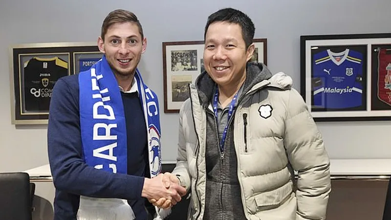 Emiliano Sala trong buổi ký kết hợp đồng với Cardiff City. Ảnh: Getty Images