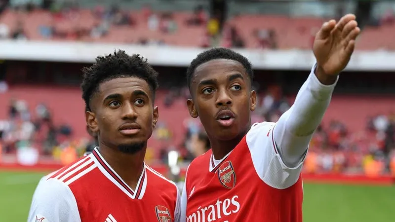 Reiss Nelson (trái) và Joe Willock được mong chờ là tương lai của Arsenal. Ảnh: Getty Images 