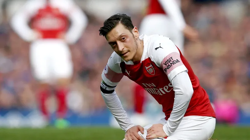 HLV Unai Emery lo ngại Mesut Oezil sẽ khó trở lại với phong độ đỉnh cao. Ảnh: Getty Images 