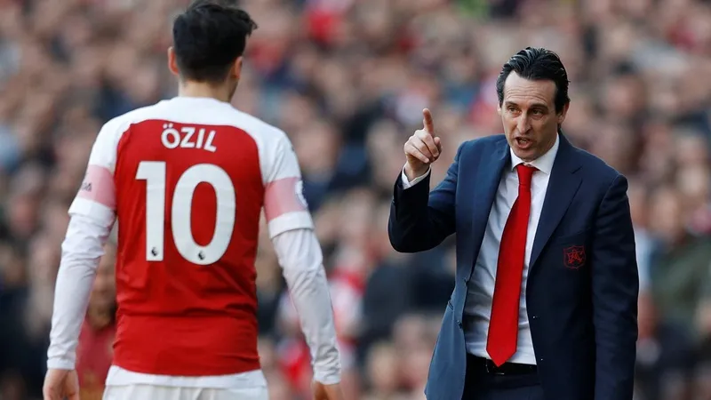 HLV Unai Emery tin nhiệm kỳ của ông tại Arsenal sẽ khác nếu Mesut Oezil khác đi. Ảnh: Getty Images