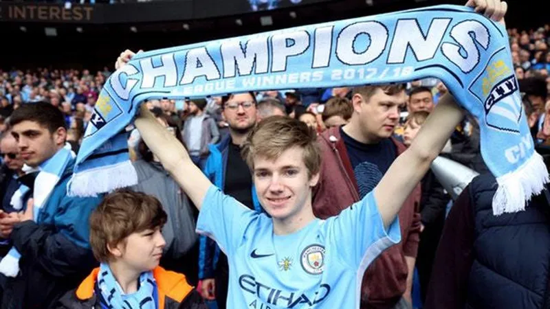 Nếu không có bất ngờ, Man.City có thể tận hưởng vinh quang cùng người hâm mộ ở Etihad. 