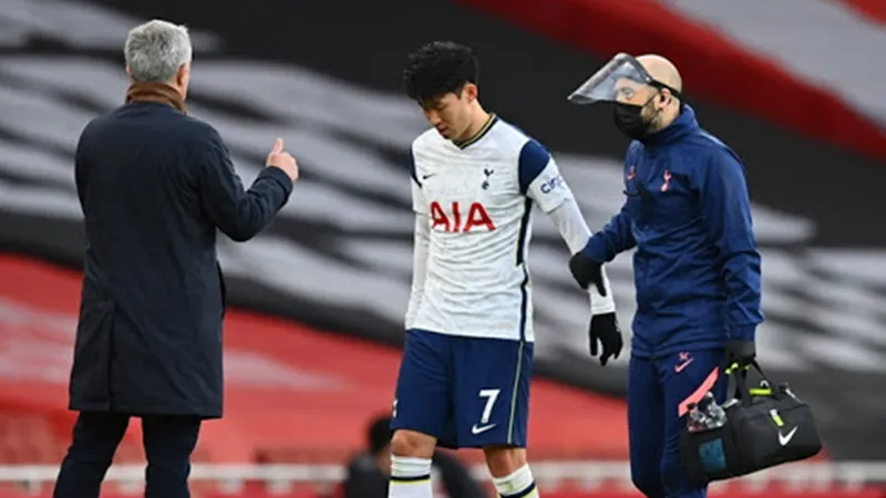 HLV Jose Mourinho lo ngại chấn thương của Son Heung-min có thể nghiêm trọng hơn. Ảnh: Getty Images 