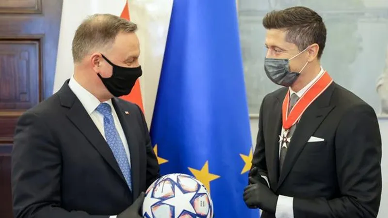 Robert Lewandowski được vinh danh bởi Tổng thống Ba Lan, Andrzej Duda. 