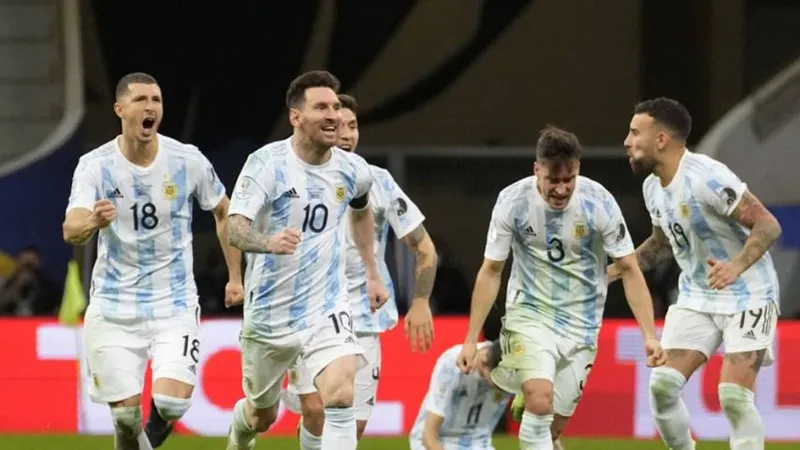 Lionel Messi vui mừng sau chiến thắng trên loạt sút luân lưu.