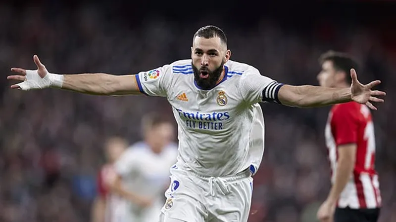 Karim Benzema tiếp tục tỏa sáng trên hàng công của Real.
