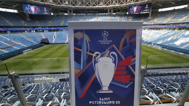UEFA có thể tước quyền đăng cai trận chung kết Champions League 2022 của thành phố Saint Petersburg (Nga).