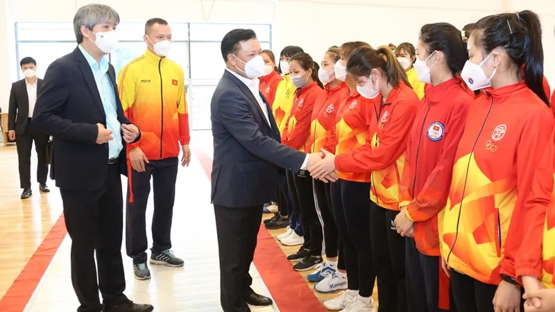 Bí thư thành ủy Hà Nội Đinh Tiến Dũng đã tới thăm các đội tuyển thể thao chuẩn bị SEA Games. Ảnh: THANH HẢI.KTĐT