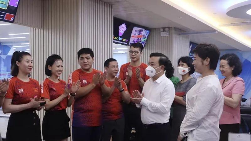 Phó Chủ tịch UBND thành phố Hà Nội kiểm tra cơ sở vật chất môn bowling. Ảnh: HOÀNG QUÂN