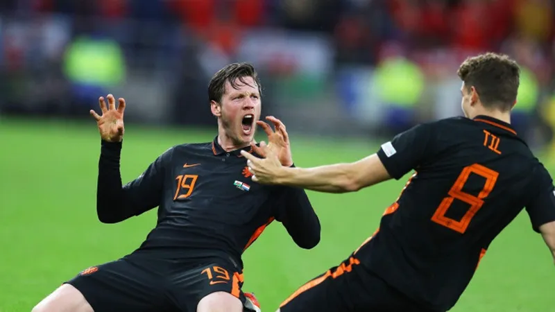 Wout Weghorst giúp Hà Lan có chiến thắng kịch tính 2-1.