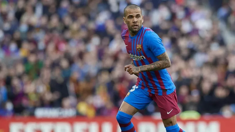Dani Alves vẫn không thể kết thúc sự nghiệp tại Barcelona.