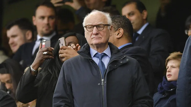 Chủ tịch Bruce Buck kết thúc nhiệm kỳ 19 năm tại Chelsea. Ảnh: Getty Images