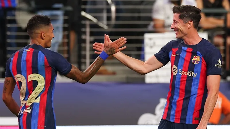 Các ngôi sao Robert Lewandowski và Raphinha có thể kịp được Barca đăng ký.