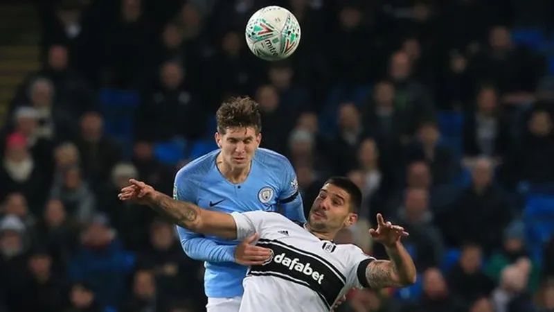 Man.City thận trọng trước sự nguy hiểm của Aleksandar Mitrovic. Ảnh: Getty Images 
