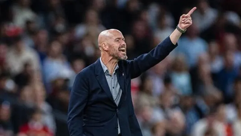 HLV Erik ten Hag bức bối trước màn thể hiện “lạc chuẩn” của đội. Ảnh: Getty Images 